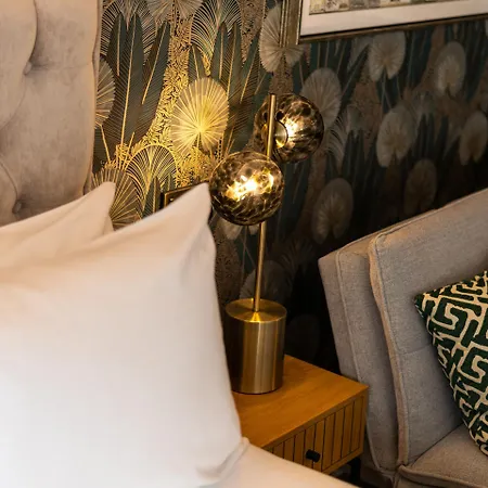 No 5 Rose Street - 3 *