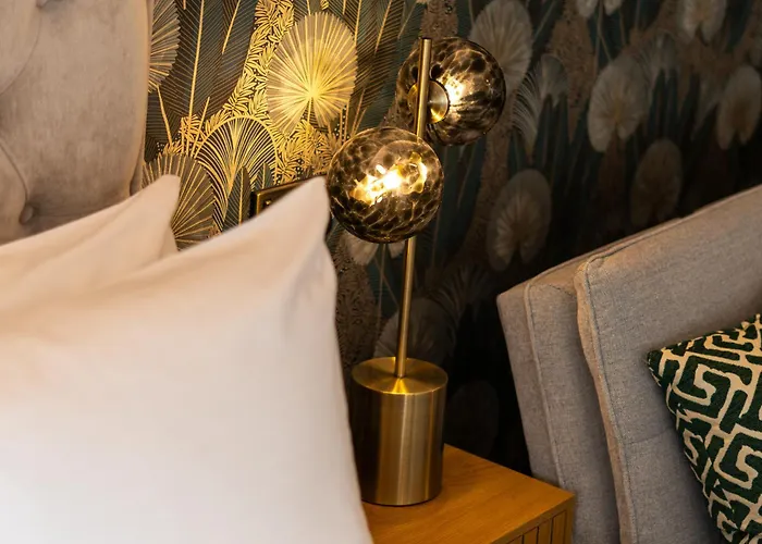 No 5 Rose Street - 3 *